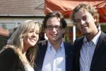 Berkel Enschot, 1 Juli 2007
CD Uitreiking en afscheid van Corry konings, die samen met haar vriend Wim Tromp gaat emigreren naar Spanje.
Hier op de foto dochter Sharona de Vries met haar vriend en Guus Meeuwis die de eerste CD heeft uitgereikt