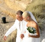 Ibiza 7 juli 2007
Yfke Sturm en haar man Imad Izemrane trouwen op het strand .