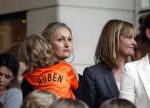 Amsterdam 5 juni 2010
Het Nederlands elftal vertrekt vanaf het hilton naar Schiphol voor de WK voetbal in Zuid Afrika. De vrouwen zwaaien ze uit. Andra v Bommel de vrouw van Mark met zoontje Ruben
Peter Smulders bv