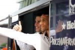 Amsterdam 5 juni 2010
Het Nederlands elftal vertrekt vanaf het hilton naar Schiphol voor de WK voetbal in Zuid Afrika. De vrouwen zwaaien ze uit. Robin Bouchra en Shaqueel v Persie
Peter Smulders bv