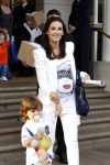 Amsterdam 5 juni 2010
Het Nederlands elftal vertrekt vanaf het hilton naar Schiphol voor de WK voetbal in Zuid Afrika. De vrouwen zwaaien ze uit. De vrouw van Joris Mathijsen Christel zwanger met zoon 
Peter Smulders bv