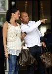 Amsterdam 5 juni 2010
Het Nederlands elftal vertrekt vanaf het hilton naar Schiphol voor de WK voetbal in Zuid Afrika. De vrouwen zwaaien ze uit. Demy de Zeeuw met zijn vrouw
Peter Smulders bv