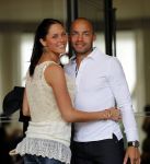 Amsterdam 5 juni 2010
Het Nederlands elftal vertrekt vanaf het hilton naar Schiphol voor de WK voetbal in Zuid Afrika. De vrouwen zwaaien ze uit. Demy de Zeeuw met zijn vrouw
Peter Smulders bv