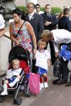 Amsterdam 5 juni 2010
Het Nederlands elftal vertrekt vanaf het hilton naar Schiphol voor de WK voetbal in Zuid Afrika. De vrouwen zwaaien ze uit. Dirk Kuyt met gezin
Peter Smulders bv