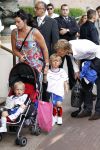 Amsterdam 5 juni 2010
Het Nederlands elftal vertrekt vanaf het hilton naar Schiphol voor de WK voetbal in Zuid Afrika. De vrouwen zwaaien ze uit. Dirk Kuyt met gezin
Peter Smulders bv