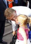 Amsterdam 5 juni 2010
Het Nederlands elftal vertrekt vanaf het hilton naar Schiphol voor de WK voetbal in Zuid Afrika. De vrouwen zwaaien ze uit. Dirk Kuyt met gezin
Peter Smulders bv