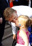 Amsterdam 5 juni 2010
Het Nederlands elftal vertrekt vanaf het hilton naar Schiphol voor de WK voetbal in Zuid Afrika. De vrouwen zwaaien ze uit. Dirk Kuyt met gezin
Peter Smulders bv