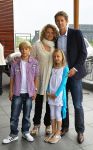 Utrecht 7 Juni 2010, Locatie Mercedes Nederland, 5e introductie van het Magazine Helden, gemaakt foor Frits Barend en zijn dochter Barbara Barend
Edwin v d Sar met zijn vrouw Annemarie v d Sar en hun kinderen Joey v d Sar en Lyn v d Sar
Foto Peter Smulders BV