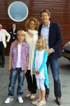 Utrecht 7 Juni 2010, Locatie Mercedes Nederland, 5e introductie van het Magazine Helden, gemaakt foor Frits Barend en zijn dochter Barbara Barend
Edwin v d Sar met zijn vrouw Annemarie v d Sar en hun kinderen Joey v d Sar en Lyn v d Sar
Foto Peter Smulders BV
