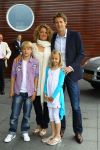 Utrecht 7 Juni 2010, Locatie Mercedes Nederland, 5e introductie van het Magazine Helden, gemaakt foor Frits Barend en zijn dochter Barbara Barend
Edwin v d Sar met zijn vrouw Annemarie v d Sar en hun kinderen Joey v d Sar en Lyn v d Sar
Foto Peter Smulders BV