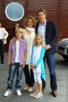 Utrecht 7 Juni 2010, Locatie Mercedes Nederland, 5e introductie van het Magazine Helden, gemaakt foor Frits Barend en zijn dochter Barbara Barend
Edwin v d Sar met zijn vrouw Annemarie v d Sar en hun kinderen Joey v d Sar en Lyn v d Sar
Foto Peter Smulders BV