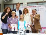 Utrecht 7 Juni 2010, Locatie Mercedes Nederland, 5e introductie van het Magazine Helden, gemaakt foor Frits Barend en zijn dochter Barbara Barend
Edwin v d Sar met zijn vrouw Annemarie v d Sar en hun kinderen Joeey v d Sar en Lyn v d Sar
Foto Peter Smulders BV