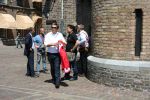 Den Haagg, 3 Juni 2010 Emile Ratelband op het Binnenhof/Ridderhof Linkerk Kerktoren waar Emile een schade heeft aangericht met een modelvliegtuigje. Er wordt door specialisten de schade en kosten bekeken voor de reparaties.
Foto Peter Smulders BV
