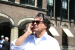 Den Haagg, 3 Juni 2010 Emile Ratelband op het Binnenhof/Ridderhof Linkerk Kerktoren waar Emile een schade heeft aangericht met een modelvliegtuigje. Er wordt door specialisten de schade en kosten bekeken voor de reparaties.
Foto Peter Smulders BV