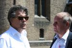 Den Haagg, 3 Juni 2010 Emile Ratelband op het Binnenhof/Ridderhof Linkerk Kerktoren waar Emile een schade heeft aangericht met een modelvliegtuigje. Er wordt door specialisten de schade en kosten bekeken voor de reparaties.
Foto Peter Smulders BV