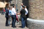 Den Haagg, 3 Juni 2010 Emile Ratelband op het Binnenhof/Ridderhof Linkerk Kerktoren waar Emile een schade heeft aangericht met een modelvliegtuigje. Er wordt door specialisten de schade en kosten bekeken voor de reparaties.
Foto Peter Smulders BV