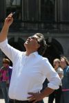 Den Haagg, 3 Juni 2010 Emile Ratelband op het Binnenhof/Ridderhof Linkerk Kerktoren waar Emile een schade heeft aangericht met een modelvliegtuigje. Er wordt door specialisten de schade en kosten bekeken voor de reparaties.
Foto Peter Smulders BV