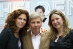 Utrecht 7 Juni 2010, Locatie Mercedes Nederland, 5e introductie van het Magazine Helden, gemaakt foor Frits Barend en zijn dochter Barbara Barend
Kim Barend en haar zus Barbara Barend en papa Frits Barend
Foto Peter Smulders BV
