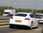 Amsterdam 28 mei 2010
Gordon met zijn vriend aan het winkelen. Gorden rijdt in een Porsche Panamera die wit gestickerd is.
Peter Smulders bv