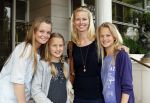 Amsterdam 5 juni 2010
Het Nederlands elftal vertrekt vanaf het hilton naar Schiphol voor de WK voetbal in Zuid Afrika. De vrouwen zwaaien ze uit. Helen de Boer vrouw van frank met hun dochters Romy Jacky en Beau
Peter Smulders bv