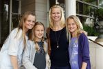 Amsterdam 5 juni 2010
Het Nederlands elftal vertrekt vanaf het hilton naar Schiphol voor de WK voetbal in Zuid Afrika. De vrouwen zwaaien ze uit. Helen de Boer vrouw van frank met hun dochters Romy Jacky en Beau
Peter Smulders bv