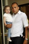 Amsterdam 5 juni 2010
Het Nederlands elftal vertrekt vanaf het hilton naar Schiphol voor de WK voetbal in Zuid Afrika. De vrouwen zwaaien ze uit. Johnny Heitinga met dochter Jezebel
Peter Smulders bv