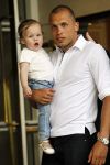 Amsterdam 5 juni 2010
Het Nederlands elftal vertrekt vanaf het hilton naar Schiphol voor de WK voetbal in Zuid Afrika. De vrouwen zwaaien ze uit. Johnny Heitinga met dochter Jezebel
Peter Smulders bv