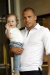 Amsterdam 5 juni 2010
Het Nederlands elftal vertrekt vanaf het hilton naar Schiphol voor de WK voetbal in Zuid Afrika. De vrouwen zwaaien ze uit. Johnny Heitinga met dochter Jezebel
Peter Smulders bv