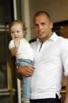 Amsterdam 5 juni 2010
Het Nederlands elftal vertrekt vanaf het hilton naar Schiphol voor de WK voetbal in Zuid Afrika. De vrouwen zwaaien ze uit. Johnny Heitinga met dochter Jezebel
Peter Smulders bv