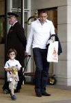 Amsterdam 5 juni 2010
Het Nederlands elftal vertrekt vanaf het hilton naar Schiphol voor de WK voetbal in Zuid Afrika. De vrouwen zwaaien ze uit. Joris Mathijsen met zoontje
Peter Smulders bv