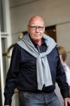 Amsterdam 5 juni 2010
Het Nederlands elftal vertrekt vanaf het hilton naar Schiphol voor de WK voetbal in Zuid Afrika. De vrouwen zwaaien ze uit. Kees Jansma met zoon
Peter Smulders bv