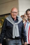 Amsterdam 5 juni 2010
Het Nederlands elftal vertrekt vanaf het hilton naar Schiphol voor de WK voetbal in Zuid Afrika. De vrouwen zwaaien ze uit. Kees Jansma met zoon
Peter Smulders bv