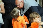Amsterdam 5 juni 2010
Het Nederlands elftal vertrekt vanaf het hilton naar Schiphol voor de WK voetbal in Zuid Afrika. De vrouwen zwaaien ze uit. Kees Jansma met zoon
Peter Smulders bv