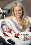 Amsterdam 5 juni 2010
Het Nederlands elftal vertrekt vanaf het hilton naar Schiphol voor de WK voetbal in Zuid Afrika. De vrouwen zwaaien ze uit. Maarten Stekelenburg met vrouw Kim en zoon Sem
Peter Smulders bv