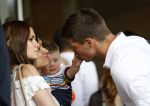 Amsterdam 5 juni 2010
Het Nederlands elftal vertrekt vanaf het hilton naar Schiphol voor de WK voetbal in Zuid Afrika. De vrouwen zwaaien ze uit. Klaasjan Huntelaar met zijn vrouw Maddy en zoontje Seb
Peter Smulders bv