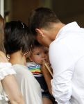 Amsterdam 5 juni 2010
Het Nederlands elftal vertrekt vanaf het hilton naar Schiphol voor de WK voetbal in Zuid Afrika. De vrouwen zwaaien ze uit. Klaasjan Huntelaar met zijn vrouw Maddy en zoontje Seb
Peter Smulders bv