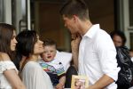 Amsterdam 5 juni 2010
Het Nederlands elftal vertrekt vanaf het hilton naar Schiphol voor de WK voetbal in Zuid Afrika. De vrouwen zwaaien ze uit. Klaasjan Huntelaar met zijn vrouw Maddy en zoontje Seb
Peter Smulders bv