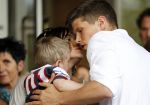 Amsterdam 5 juni 2010
Het Nederlands elftal vertrekt vanaf het hilton naar Schiphol voor de WK voetbal in Zuid Afrika. De vrouwen zwaaien ze uit. Klaasjan Huntelaar met zijn vrouw Maddy en zoontje Seb
Peter Smulders bv