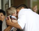 Amsterdam 5 juni 2010
Het Nederlands elftal vertrekt vanaf het hilton naar Schiphol voor de WK voetbal in Zuid Afrika. De vrouwen zwaaien ze uit. Klaasjan Huntelaar met zijn vrouw Maddy en zoontje Seb
Peter Smulders bv