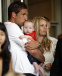 Amsterdam 5 juni 2010
Het Nederlands elftal vertrekt vanaf het hilton naar Schiphol voor de WK voetbal in Zuid Afrika. De vrouwen zwaaien ze uit. Maarten Stekelenburg met vrouw Kim en zoon Sem
Peter Smulders bv
