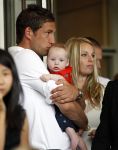 Amsterdam 5 juni 2010
Het Nederlands elftal vertrekt vanaf het hilton naar Schiphol voor de WK voetbal in Zuid Afrika. De vrouwen zwaaien ze uit. Maarten Stekelenburg met vrouw Kim en zoon Sem
Peter Smulders bv