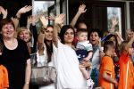 Amsterdam 5 juni 2010
Het Nederlands elftal vertrekt vanaf het hilton naar Schiphol voor de WK voetbal in Zuid Afrika. De vrouwen zwaaien ze uit.Maddy Huntelaar met zoontje Seb
Peter Smulders bv