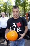 Amsterdam 4 juni 2010
Spelers Nederlands elftal melden zich bij het Hilton Hotel voor de laatste vriendschappelijke wedstrijd voor het WK. Rafael v d Vaart
Peter Smulders bv