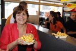 Amsterdam 5 juni 2010
Rita Verdonk en haar man eten een frietje bij de febo.
Peter Smulders bv