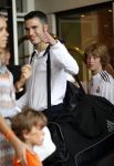 Amsterdam 5 juni 2010
Het Nederlands elftal vertrekt vanaf het hilton naar Schiphol voor de WK voetbal in Zuid Afrika. De vrouwen zwaaien ze uit. Robin Bouchra en Shaqueel v Persie
Peter Smulders bv