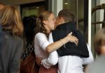 Amsterdam 5 juni 2010
Het Nederlands elftal vertrekt vanaf het hilton naar Schiphol voor de WK voetbal in Zuid Afrika. De vrouwen zwaaien ze uit. Stijn Schaars met vrouw
Peter Smulders bv