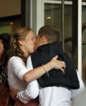Amsterdam 5 juni 2010
Het Nederlands elftal vertrekt vanaf het hilton naar Schiphol voor de WK voetbal in Zuid Afrika. De vrouwen zwaaien ze uit. Stijn Schaars met vrouw
Peter Smulders bv
