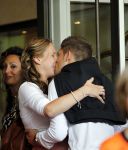 Amsterdam 5 juni 2010
Het Nederlands elftal vertrekt vanaf het hilton naar Schiphol voor de WK voetbal in Zuid Afrika. De vrouwen zwaaien ze uit. Stijn Schaars met vrouw
Peter Smulders bv