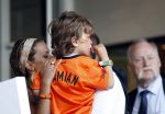 Amsterdam 5 juni 2010
Het Nederlands elftal vertrekt vanaf het hilton naar Schiphol voor de WK voetbal in Zuid Afrika. De vrouwen zwaaien ze uit. Rafael Sylvie en Damian v d Vaart
Peter Smulders bv