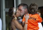Amsterdam 5 juni 2010
Het Nederlands elftal vertrekt vanaf het hilton naar Schiphol voor de WK voetbal in Zuid Afrika. De vrouwen zwaaien ze uit. Rafael Sylvie en Damian v d Vaart
Peter Smulders bv